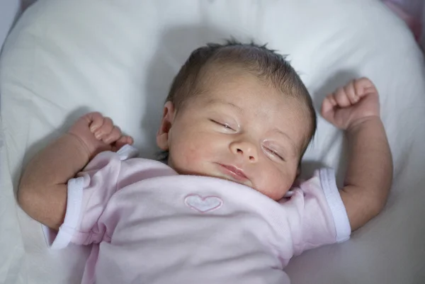 Neonato bambina nel letto — Foto Stock