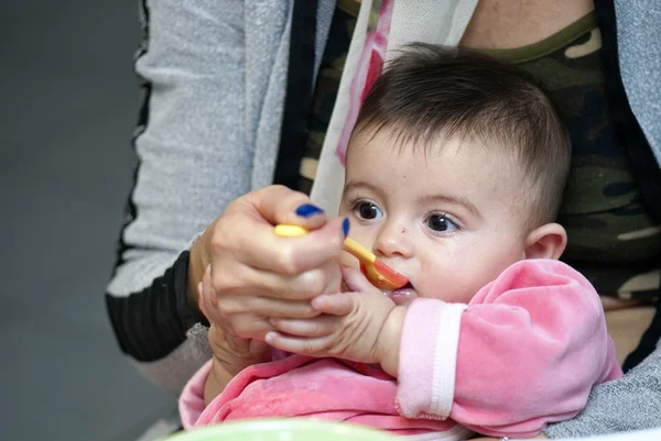 Bébé fille nourri par sa mère — Photo