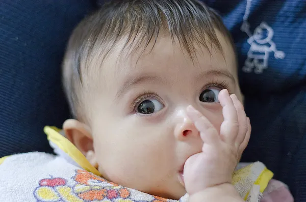 Meisje van de baby zuigen haar vinger — Stockfoto