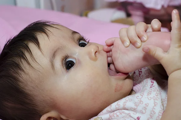 Κοριτσάκι πιπίλισμα toe της — Φωτογραφία Αρχείου