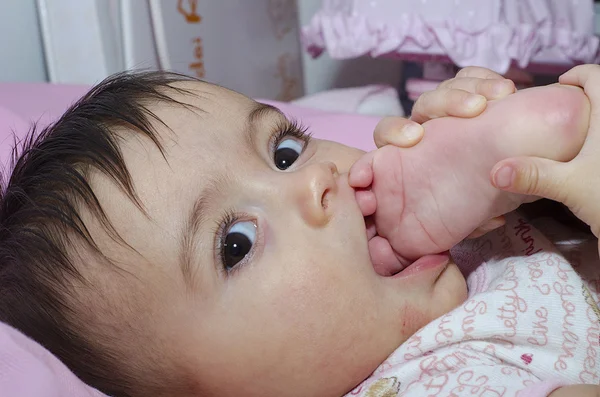Bambino ragazza succhiare il suo dito del piede — Foto Stock