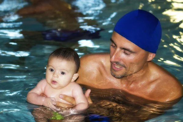 Padre e figlia in piscina, Italia — Foto Stock