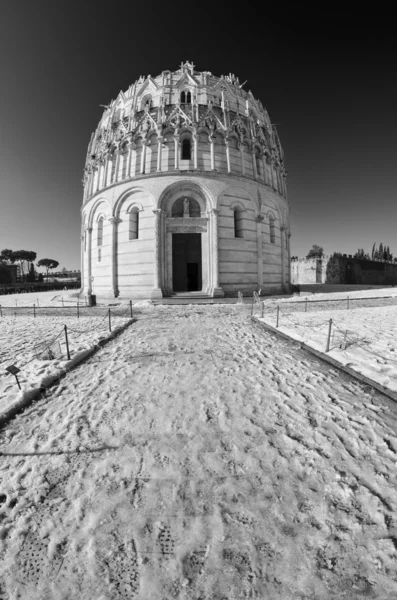 Piazza dei miracoli in pisa na een sneeuwstorm — Stockfoto