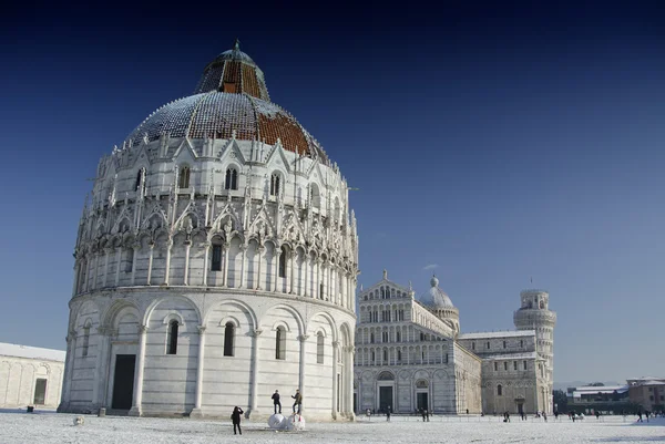 Placu Piazza dei miracoli w Pizie po burzy śnieżnej — Zdjęcie stockowe