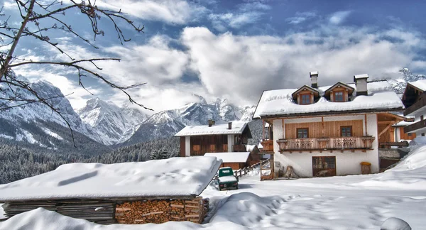 Снежный пейзаж итальянских Альп зимой — стоковое фото