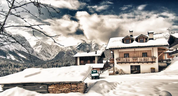 Śnieżny krajobraz Alp włoskich na zimowe — Zdjęcie stockowe