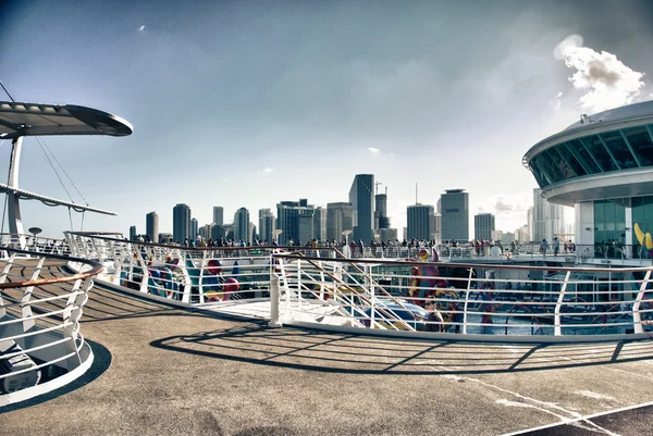 Weergave van miami van een cruiseschip — Stockfoto