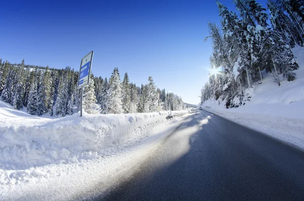Paesaggio innevato delle Dolomiti durante l'inverno — Foto Stock