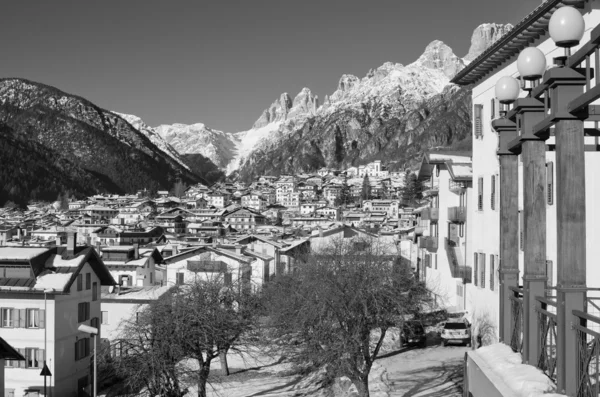 Snöiga landskap av Dolomiterna bergen under vintern — Stockfoto