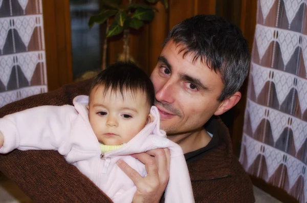 Otec objímal své dcery s láskou — Stock fotografie