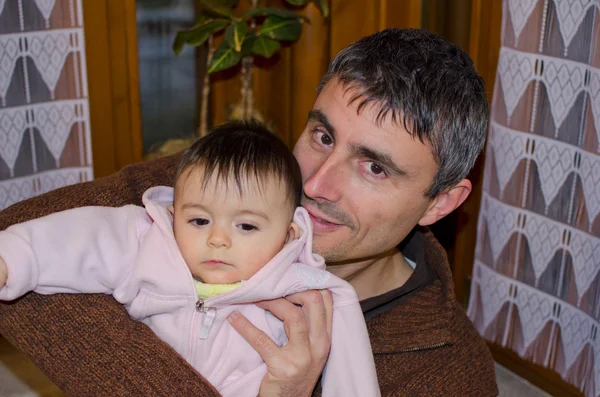 Otec objímal své dcery s láskou — Stock fotografie