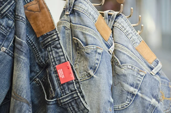 Par de jeans dentro de uma loja — Fotografia de Stock