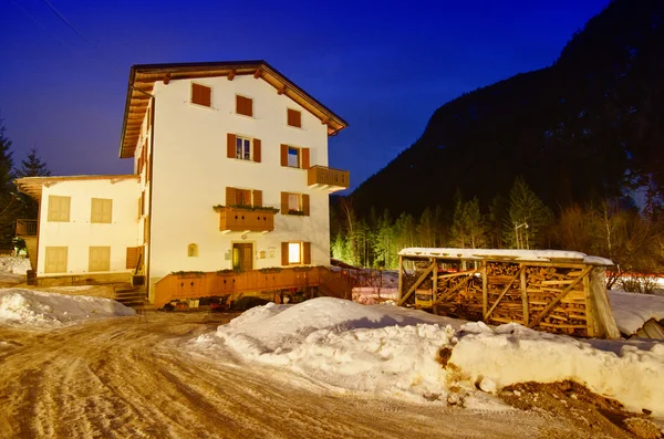 Nachtlandschaft der Dolomiten im Winter — Stockfoto
