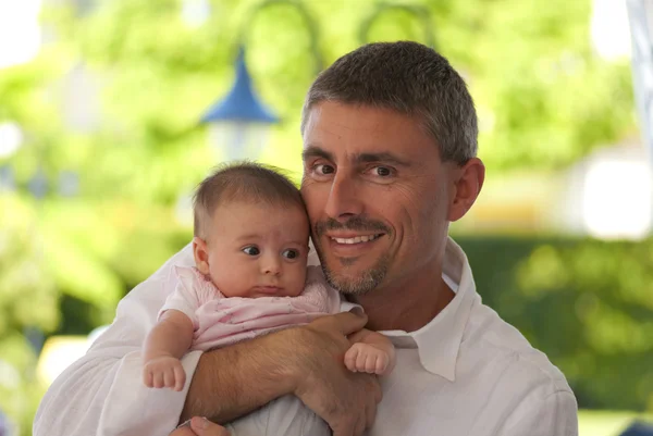 Vader en dochter op een feestje, Italië — Stockfoto