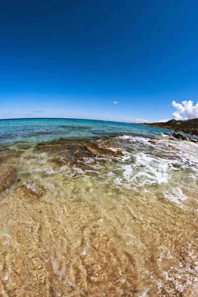 Kristálytiszta vizével Korzika coast, Franciaország — Stock Fotó