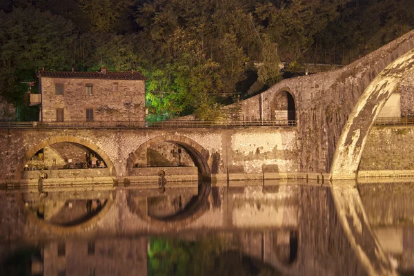 ルッカ、イタリアの夜の悪魔の橋 — ストック写真