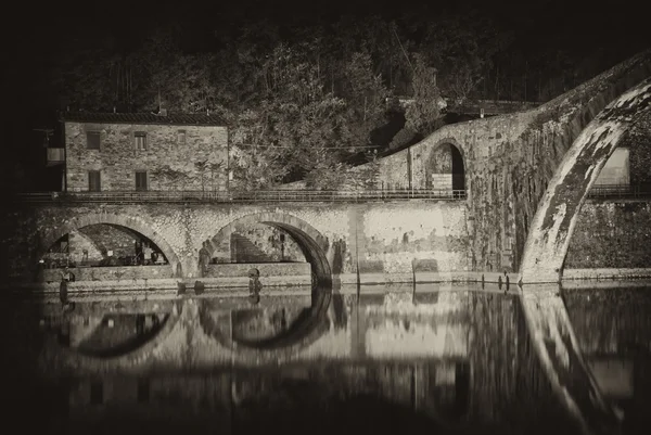 ルッカ、イタリアの夜の悪魔の橋 — ストック写真