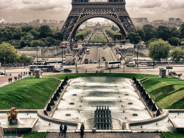 Torre Eiffel de Parque du champ de mars, París — Stok fotoğraf