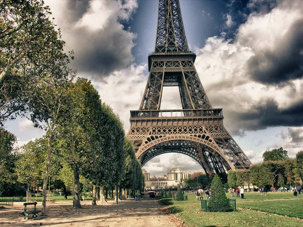 Torre Eiffel a partir de Park du Champ de Mars, Paris — Fotografia de Stock