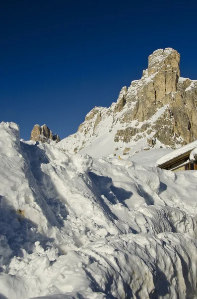 Paesaggio innevato delle Dolomiti durante l'inverno — Foto Stock