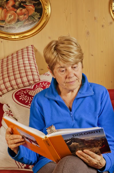 老女人在看书 — 图库照片