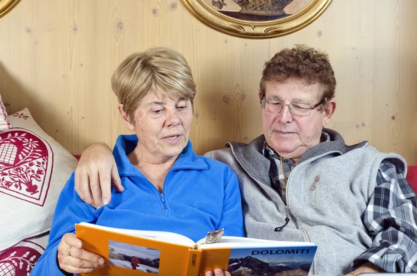 Couple âgé lisant un livre, Italie — Photo