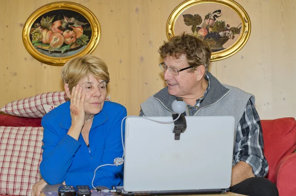 Старшая пара с помощью ноутбука для видеозвонка — стоковое фото