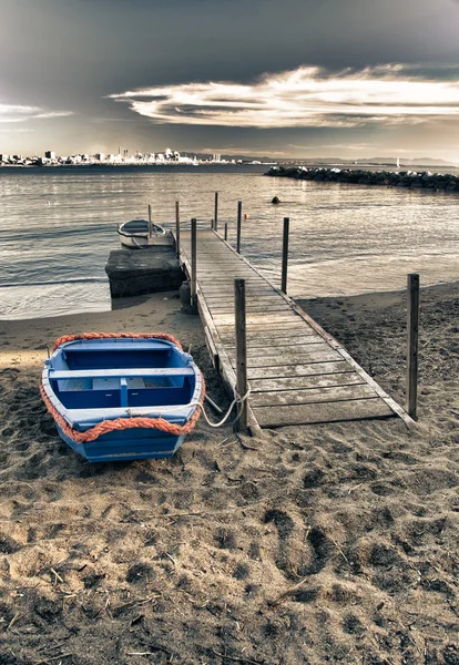 Kleine boot op het strand van castiglioncello, Toscane — Stockfoto