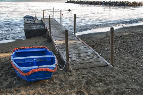Kleines boot am strand von castiglioncello, toskana — Stockfoto
