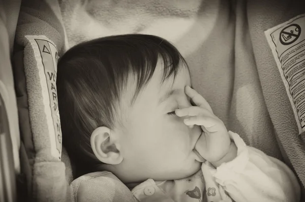 बाळ मुलगी झोपण्याचा प्रयत्न करीत आहे — स्टॉक फोटो, इमेज