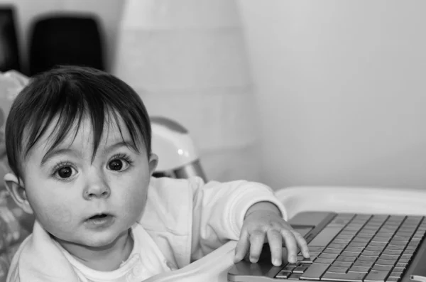 1 yıl küçük kız onun netbook kullanmaya çalışıyor — Stok fotoğraf