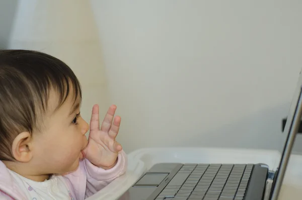 1 साल की बेबी गर्ल अपनी नेटबुक का उपयोग करने की कोशिश कर रही है — स्टॉक फ़ोटो, इमेज