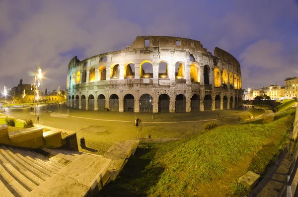 Colosseum door nacht in rome, Italië — Stockfoto