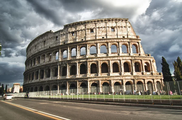下一个风雨如磐的天空，罗马的斗兽场 — 图库照片