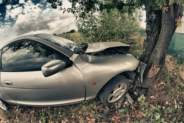 Trasiga bil efter en olycka mot ett träd — Stockfoto