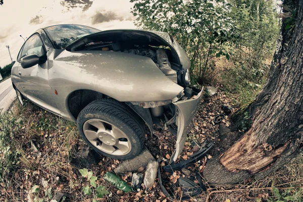 壊れた車、木に対して事故後 — ストック写真