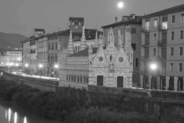 Gece Pisa, lungarni görünümü — Stok fotoğraf