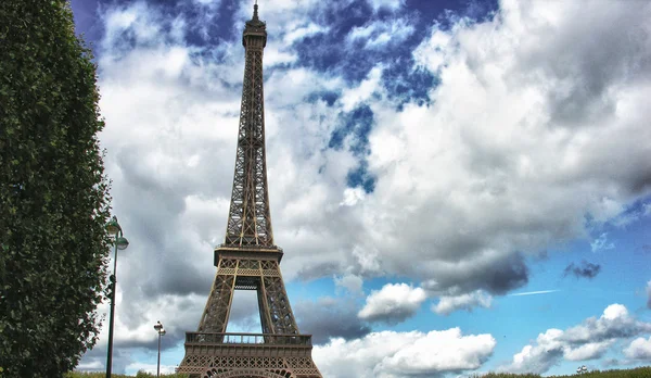 Vista a terra della Torre Eiffel, Parigi, Francia — Foto Stock