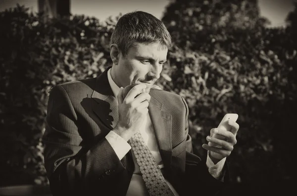 Hombre de negocios al aire libre Consulting su Smartphone — Foto de Stock