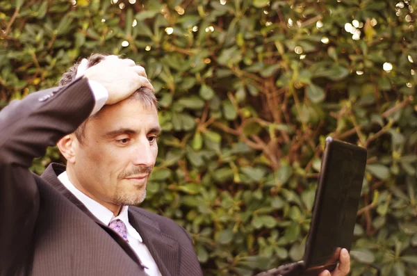 Hombre de negocios al aire libre desesperado con su portátil —  Fotos de Stock