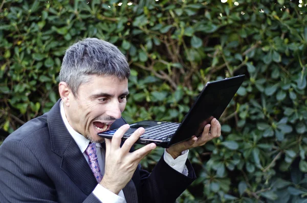 Hombre de negocios al aire libre desesperado con su portátil — Foto de Stock