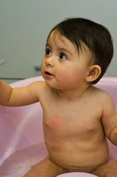 1 jaar oude babymeisje maken bad — Stockfoto