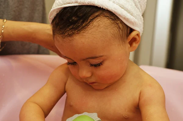 1 Річна дівчинка робить ванну — стокове фото