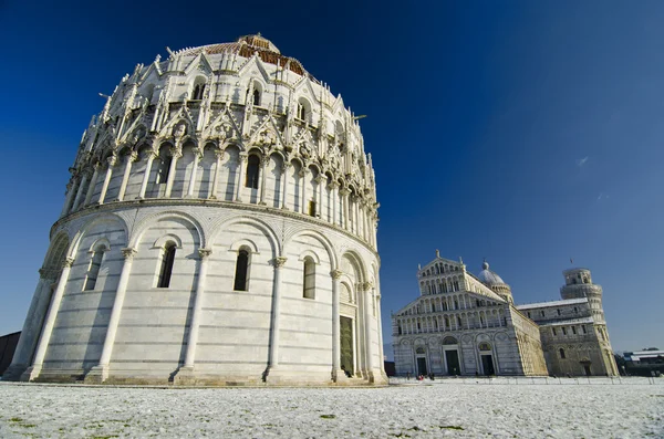 Piazza dei Miracoli a Pisa dopo una tempesta di neve — Foto Stock