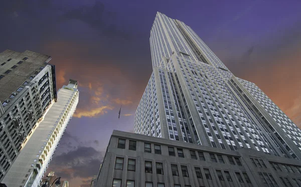 Wolken boven het rijk staat gebouw, new york city — Stockfoto