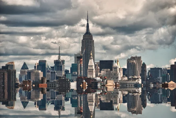 New York City gratte-ciel avec des reflets — Photo