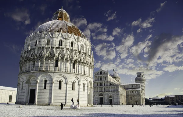 Baptisterium in piazza dei miracoli na een sneeuwval, pisa — Stockfoto