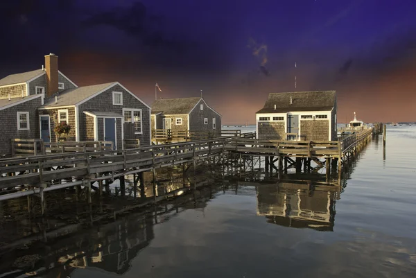 Häuser über Wasser im Nantucket bei Sonnenuntergang, massachusetts — Stockfoto