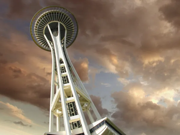 Západ slunce nad věže space needle v Seattlu, washington, USA. — Stock fotografie