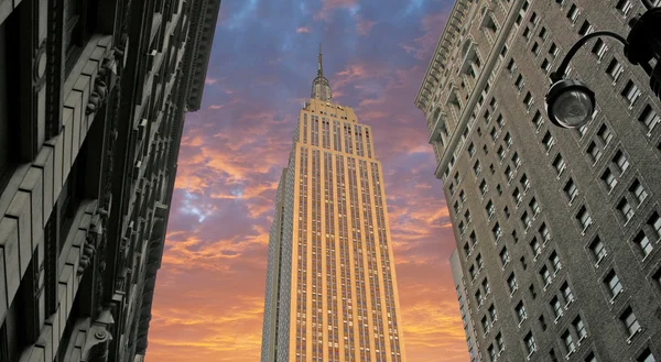 Zonsondergang over rijk staat gebouw, u.s.a. — Stockfoto